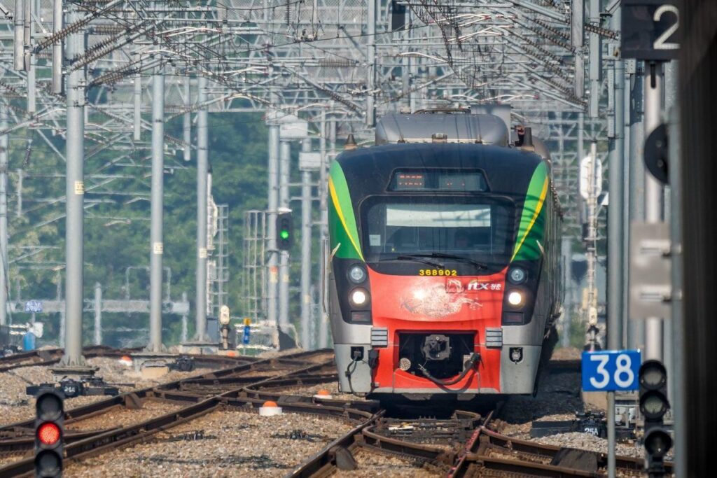 An ITX-Cheongchun train approaching under overhead wires