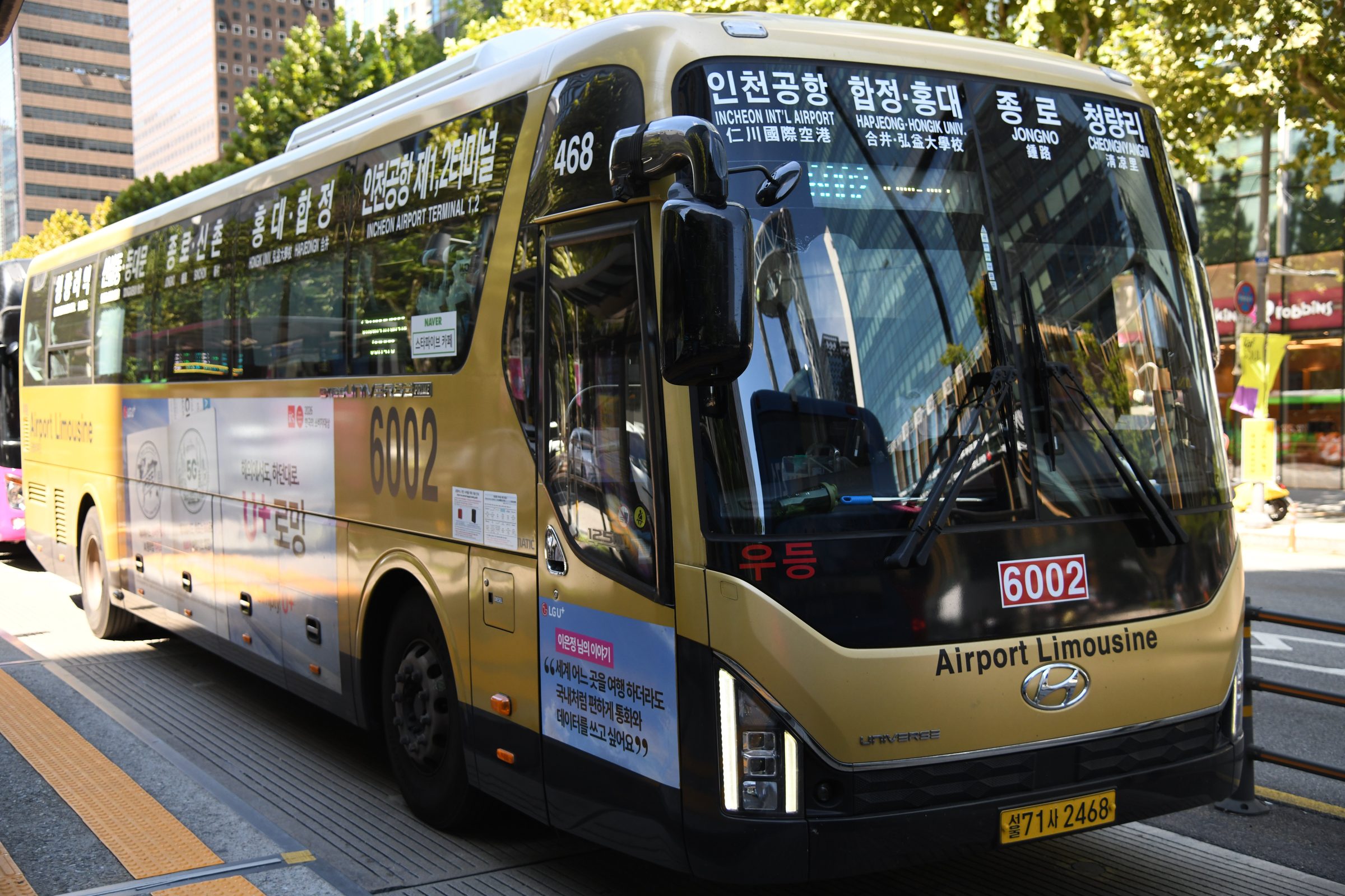 Airport Limousine bus 6002 from Incheon Airport to Jongno and Gwanghwamun, its sign reading Incheon Int’l Airport, Hapjeong·Hongik Univ., Jongno, Cheongnyangni